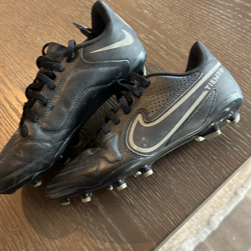 Boys cleats size 4youth
